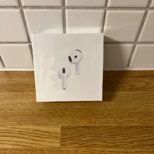 AirPods 4 ANC - Helt nya Apple AirPods 4 med aktiv brusreducering (ANC). Oöppnad originalförpackning, modell A3057/A3058/A3059. Kompatibel med USB-C laddning. Perfekt för trådlös musik och samtal med hög ljudkvalitet. Inga synliga defekter eller slitage.