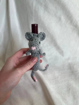 Virkad mus läppstiftshållare  - Obs detta är en beställning så köp ej om det inte är din! Hållaren är ca 8 cm hög ❤️