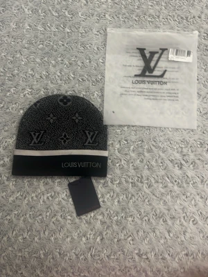 Svart mössa - Svart mössa som e helt ny och oanvänd