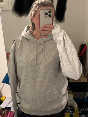 Oversized hoodie från hm  - Hoodien är i storlek S från hm’s herr avdelning. Jätte skönt, luftigare. Den är knappt använd då jag inte gillade att den var lite oversized. 