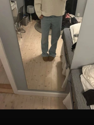 Ljusblå raka jeans - Säljer ett par ljusblå jeans med rak passform och klassisk femficksdesign. Jeansen har normal midja och är tillverkade i ett mjukt denimtyg som ger en avslappnad vibe. Perfekta till en stickad tröja eller hoodie.
