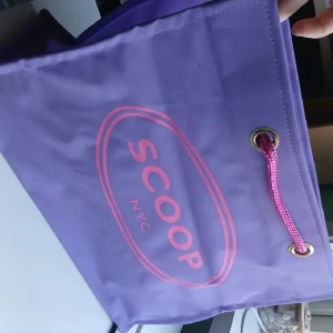 Stor lila väska SCOOP NYC - Pendlar från Alingsås till Skövde vardagligen. Med jämna mellanrum är jag även i Uppsala. Säg gärna till om ni vill mötas och slippa betala frakten och den extra kostnaden som plick sätter på priset. Ni betalar med swish isåfall :) 