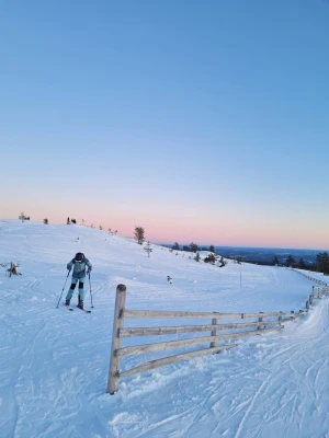 Turkosa täckbyxor från Slade - Snygga täckbyxor i turkos med svarta förstärkningar på knän och benslut. Byxorna har dragkedjefickor framtill och justerbar midja. Perfekta för vinterns äventyr och outdoor-aktiviteter. Orginalpris 1799 kr.