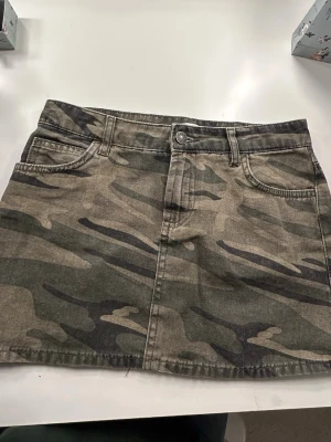 Camouflage low waist jeanskjol  - Säljer denna jättina jeanskjolen från subdued, eftersom den tyvärr är lite för liten. Den är i jätte bra skick och har knappt blivit använd! Skriv gärna vid frågor eller om ni vill ha fler bilder💕💕