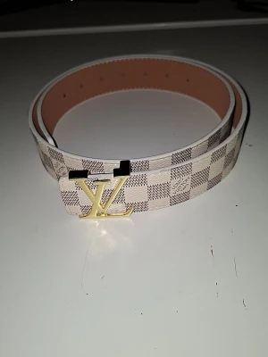 Rutigt Vitt Bälte Med Guldigt Spänne - Rutigt vitt bälte med guldigt spänne