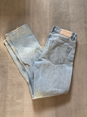 Ljusblå raka jeans i klassisk modell - Säljer ett par ljusblå jeans med rak passform och klassisk femficksdesign. Perfekta för en avslappnad stil och passar till det mesta. 