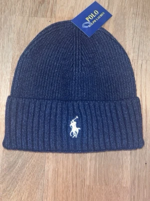  Polo Ralph Lauren mössa - Polo Ralph lauren mössa. Onezise. Helt ny. Fraktar samma dag eller dagen efter
