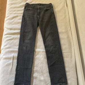 Svarta Lee jeans straight fit - Säljer ett par svarta jeans från Lee. Storlek, W28 L32 