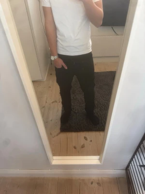 Svarta jeans från Kings of Indigo - Säljer ett par svarta jeans från Kings of Indigo. Nypris på dessa från NK där jag köpte de är ca 1500 kr. Strl är ca W30 L30 och de är knappast andvända