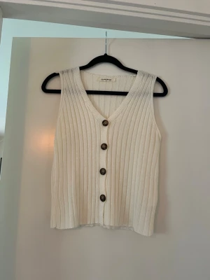 Stickad väst  - Superfin stickad väst. Använd fåtal gånger. Inga anmärkningar 