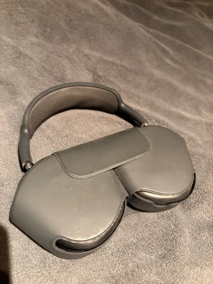 Apple AirPods Max svarta hörlurar - Snygga svarta Apple AirPods Max over-ear hörlurar med mjuka öronkuddar och justerbart huvudband. Tillverkade i aluminium och textil, med smart skyddsfodral. Perfekta för musik, gaming eller film med grym ljudkvalitet.