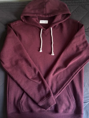 Vinröd hoodie från Pier One - Vinröd hoodie från Pier one, passar folk som har storleken S men står M. Kom dm för frågor och mer bilder! Skicka gärna bud också