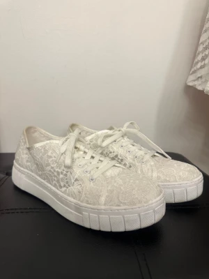 Snygga spets skor - Super snygga spets skor som jag använt 1-2 gånger. De kan ha hundhår på sig samt lite dammiga. Super snygga att ha på studenten eller nu i sommar.🤍