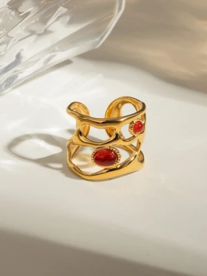 Ring i Stål med Röd Agat och 18K Pvd Guld, Vattentålig - VIVIANA - Smycket är hypoallergent och vattentåligt – perfekt för daglig användning, även i dusch, träning eller på resa och är lämpliga även för känslig hud.  Material: Rostfritt stål Plätering: 18k guldplätering (PVD) Vikt: One-size (Ca 7) Vikt: 4-5 g