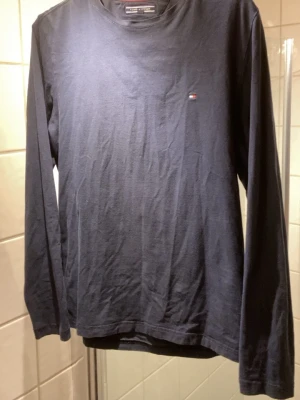 Tommy hlf,  långarmad välpassande tröja - Tröjan kan passa både m och L då jag har båda två men den är skriven som M. Passar jättebra som huvudplagg i en outfit men funkar också suveränt som ett undre lager