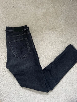 Tiger of Sweden jeans 30/32 - Säljer dessa Tiger of Sweden jeans som är använda max 2 gånger, så fortsatt otroligt bra skick! Storlek 30/32 och modellen är ”evolve” nypris är cirka 1500 och mitt pris är endast 400kr! Hör av er vid fler frågor! Fri frakt så passa på! 