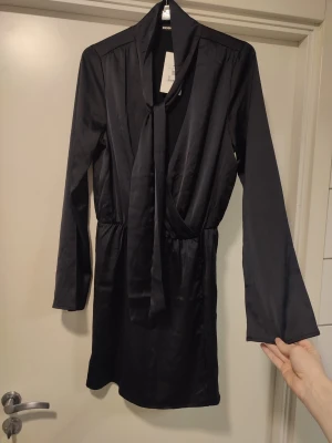 Siden klänning i storlek S - Vacker klänning som känns siden-aktig i tyget. Storlek S. Ord pris 499kr. Helt ny med lappar kvar!