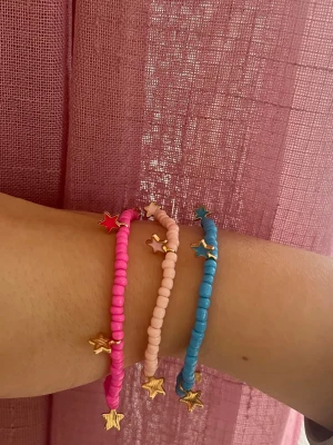 3pack armband🤍 - Säljer detta 3pack med egengjorda armband i olika färger, 30kr! ❣️