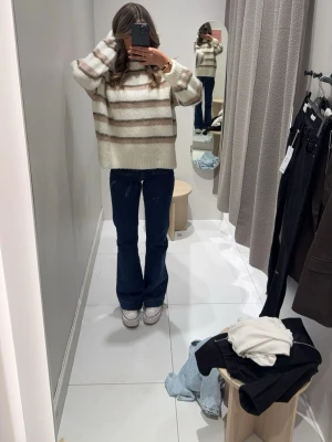 Mörkblå bootcut jeans - Säljer denna fina tröjan från Gina. I storlek S❤️