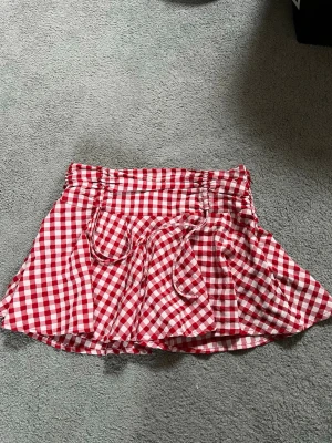 Jätte söt rutig kjol! - Så gullig kjol ifrån monki! Kjolen är aldrig använd 🤍🌷