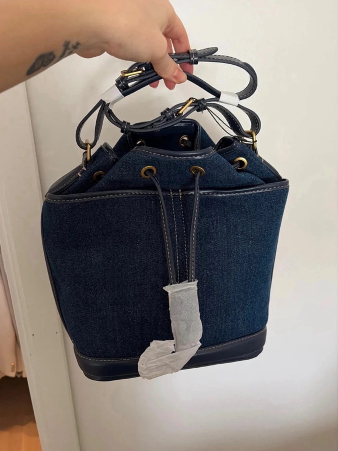 Mörkblå denim bucket bag från Zara - 3