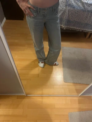 Ljusblå baggy jeans - Säljer dessa jätte snygga baggy jeansen från Zara. De är i strl 34/s och är ganska långa i modellen. De är något slitna längst ner vid hälen men annars i mycket bra skick.