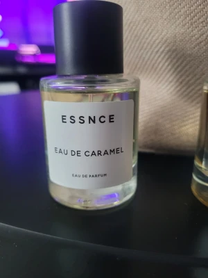ESSNCE Eau de Caramel parfym - Jag tycker om denna men jag har 40 andra att använda upp ifrån Essnce.. Står i skåp. Köpte veckan efter släpp. ((ESSNCE Eau de Caramel är en parfym i en rund, genomskinlig glasflaska med svart lock. Doften har en söt karamellton. ))