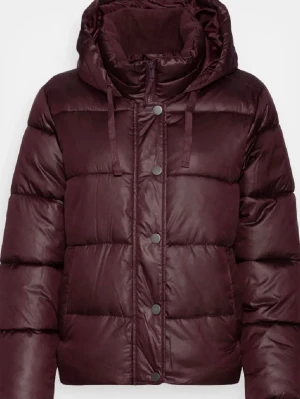 Vinröd Jacka  - Super snygg vinröd jacka från GAP💞 Slutsåld överallt. Jättefint skick. Storlek Xxs