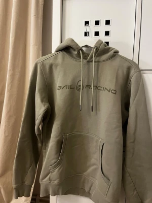 Olivgrön hoodie från Sail Racing - Säljer då exet fucka upp 🫰😇