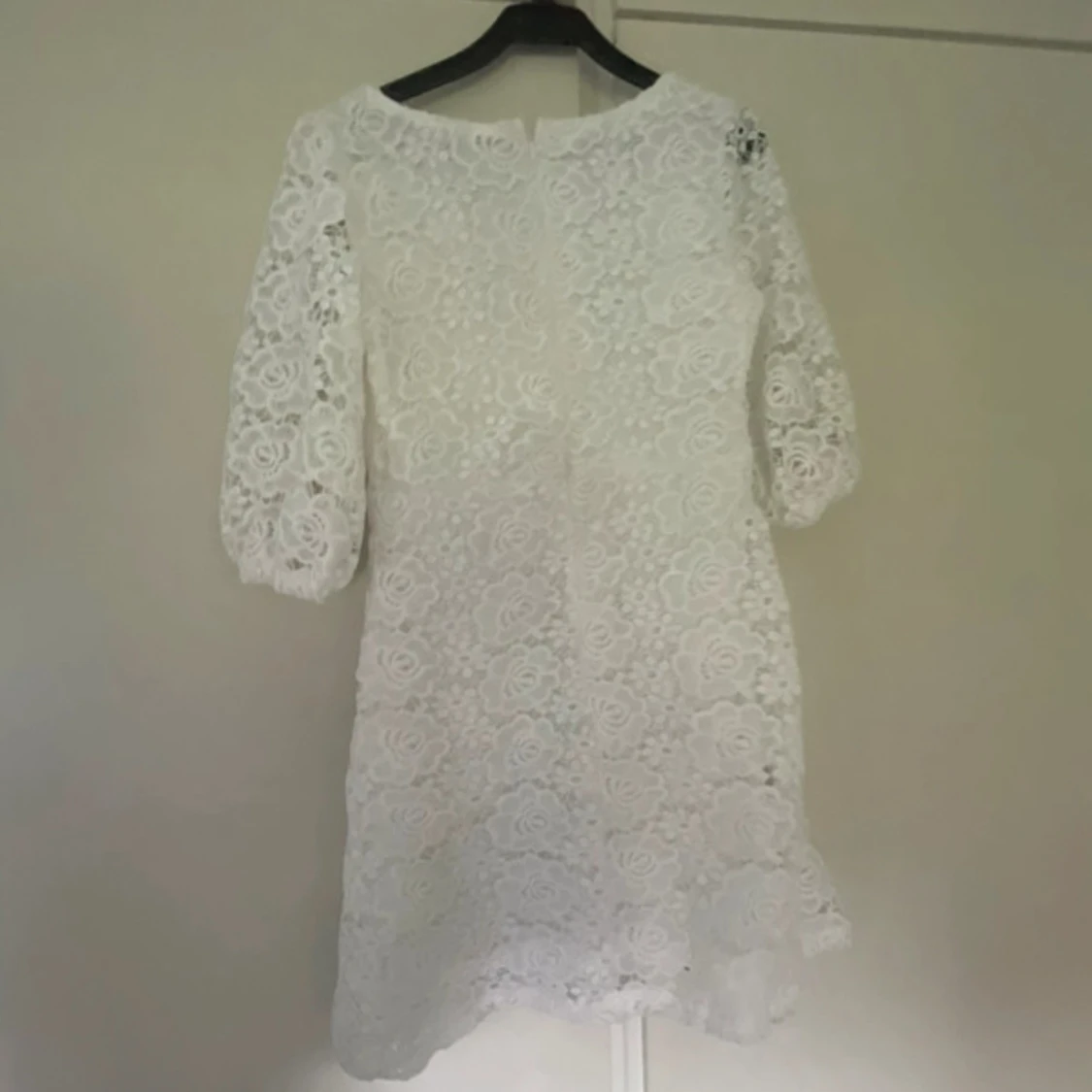 Vit spetsklänning med puffärm - 1