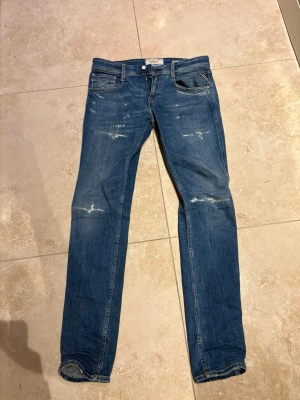  Replay Anbass jeans med slitningar  - Snygga blå slim fit jeans från Replay som jag köpte från jeansbolaget för 1800kr storlek 28/32. Knappt använda och kvitto finns (sista sidan). Väldigt sköna jeans i färgen blå pris går att diskutera vid snabba köp!