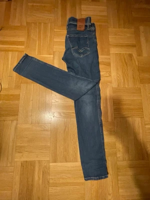 Replay Anbass jrans - Snygga blå slim fit jeans från Replay, modell Anbass. Storlek W29 L30