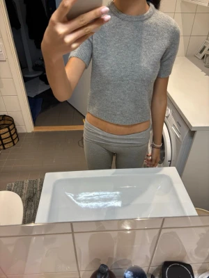 Stickad T-shirt  - Jag säljer denna jättemjuka stickade toppen från Zara för att den kommer tyvärr inte till användning. Har inte använt så många gånger så är inte nopprig🥰