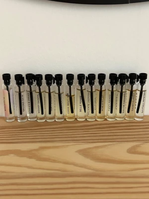 ESSNCE tester - 14st testers från essnce: Aurora vanille Second skin Berries & cream Woody sandal Very cherry Cherrylicious Coco 'bout You Belle femme Delicate Jasmine Noble eclat Fizzy mango Eau de Caramel Sassy classy Skyfall mystery (oöppnad) Kan också sälja styckvis, 25kr eller 5 för 100!