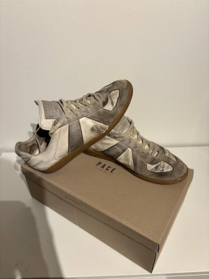 Maison margiela gats - Säljer par riktigt snygga maison margiela. Dem är riktigt trendiga och väldigt skönt material som man enkelt blir bekväm i. 🙌Dem är rätt slitna men fungerar perfekt ändå.(slitningarna ser man på bilderna) sälj i befintligt skick. Pris går att diskuteras och om ni har mer frågor så är det bara att skriva!! FRAKTAR SAMMA DAG SOM KÖP.🤩