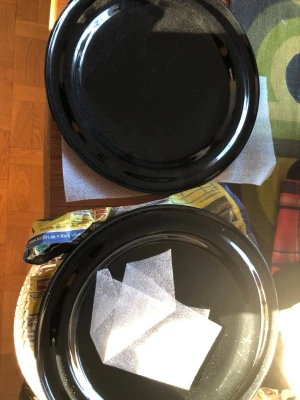 Svarta tallrikar från Höganäs Keramik - Två stilrena svarta tallrikar från Höganäs Keramik. Tallrikarna är runda med blank finish och klassisk design, perfekta till både vardagsmat och finare middagar. Tillverkade i keramik och har en tidlös look som passar de flesta  ca 27 cm i dia 🤱 ch 4 st 