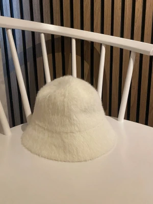 Mössa - Vit lurvig mössa 