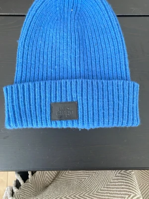 Blå ribbstickad mössa  - Snygg blå mössa unikt utseende!