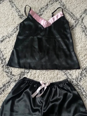 Gulligt pyjamasset - Superfint pyjamasset jag köpt på plick, för stort tyvär. Storlek S. Skriv vid frågor o funderingar ❤️