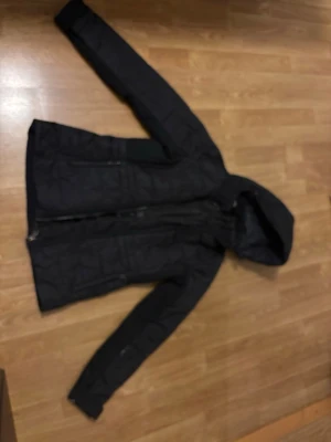 8848 Skidjacka stl 160 - Skidjacka i fint skick. Liftkortsficka och snölås.