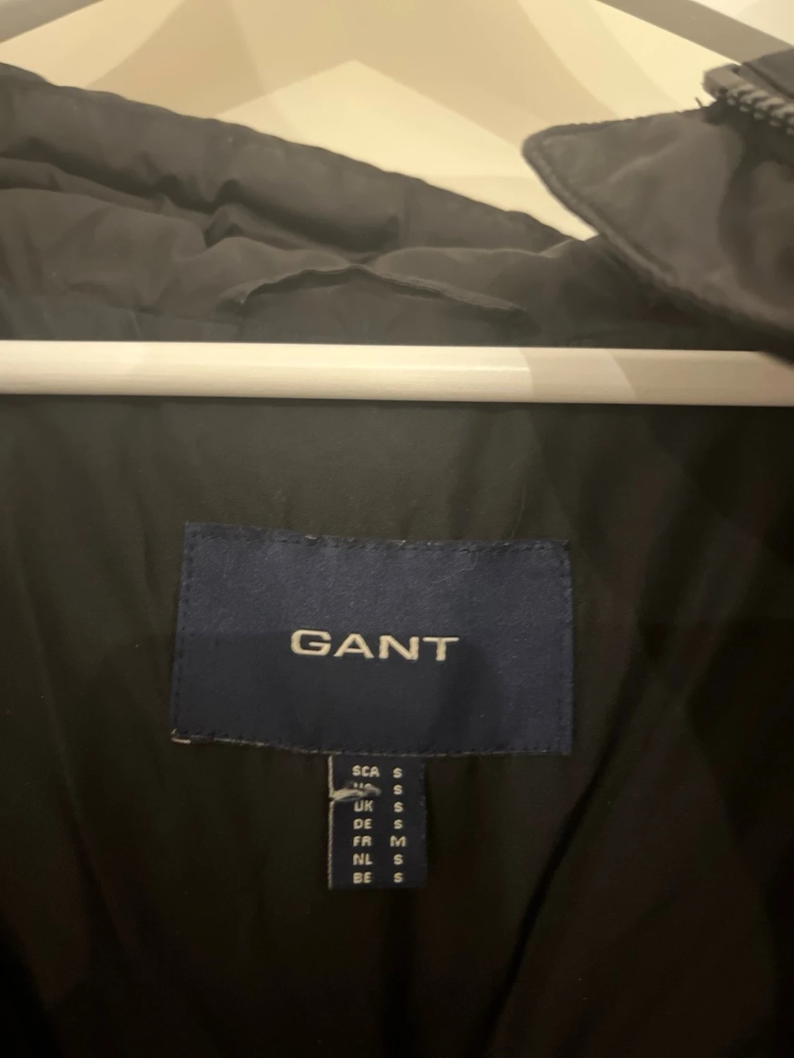 Svart dunjacka från GANT med huva - 1