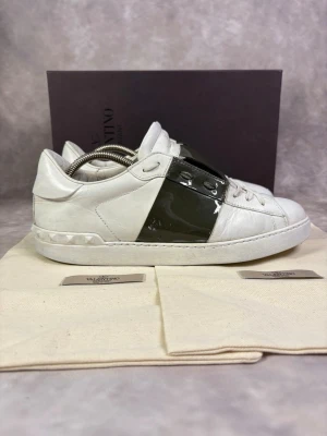 Valentino Open Skor - Stl 41 - | Mycket bra skick: 8,5/10, liten slitning men syns knappt | Stl: 41 | Ingår vid köp: Endast skorna | Självklart äkta 🙌, Öppen för frågor eller om du vill ha fler bilder ✌️ 