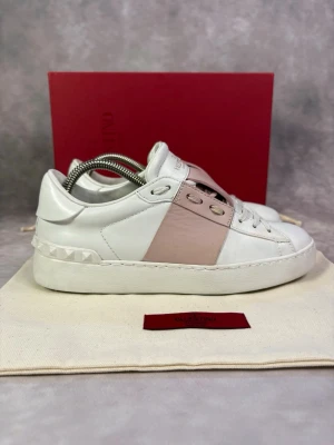 Valentino Open Skor - Stl 36 1/2 - | Mycket bra skick: 9/10, lätt missfärgad se bild (2)  | Stl: 36 1/2 | Ingår vid köp: Endast skorna | Självklart äkta 🙌, Öppen för frågor eller om du vill ha fler bilder ✌️ 