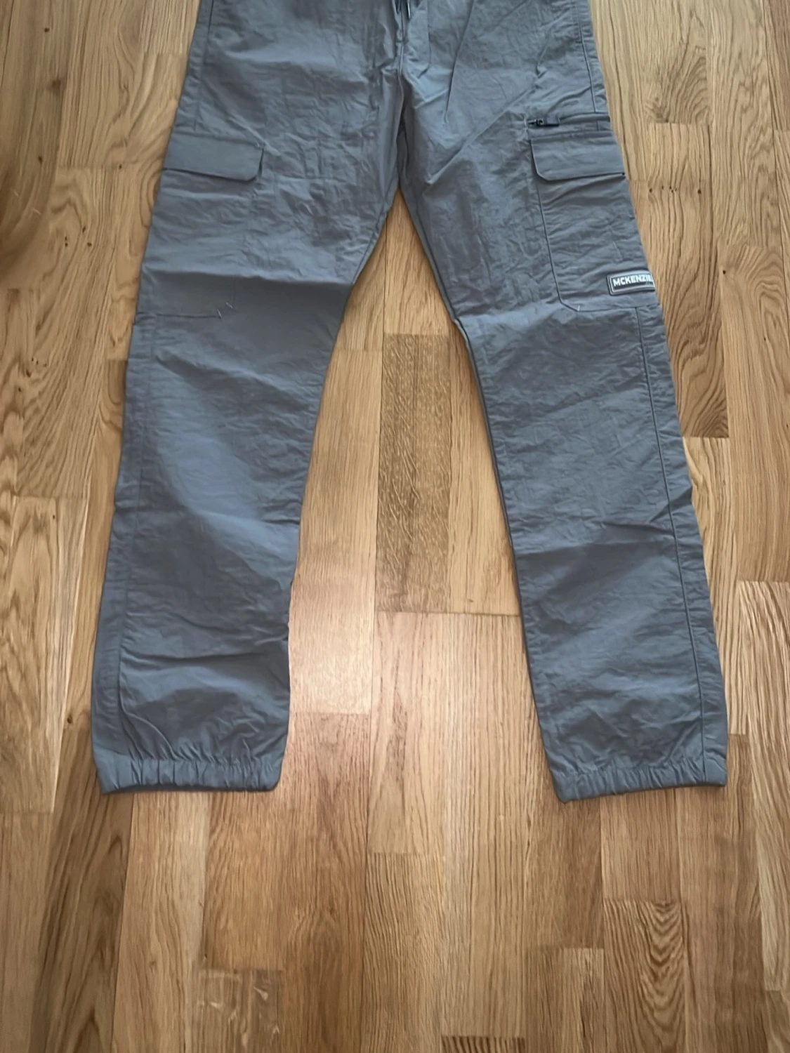 Grå cargobyxor från McKenzie