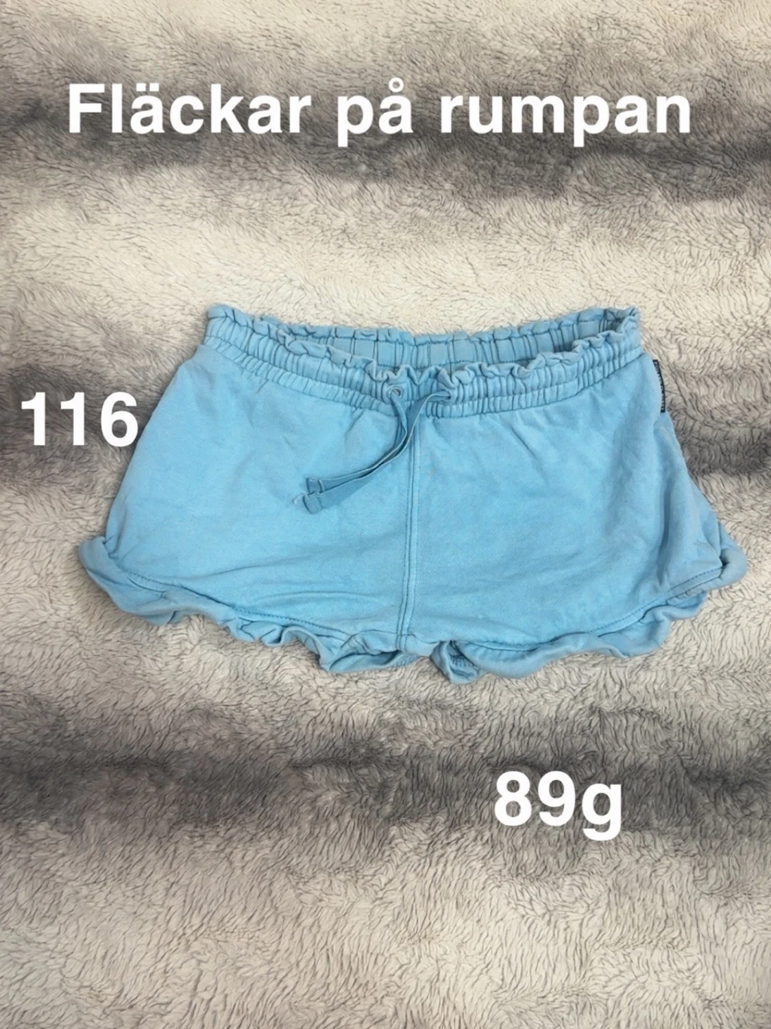Blå shorts med volangkant och snörning