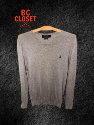 Kashmir tröja Ralph Lauren S (FRI FRAKT!!) - (Fri frakt!!) Snygg stickad kaschmirsblandad tröja ifrån Polo Ralph Lauren! Tröjan är i storlek S. Material lappen visas på andra bilden. Priset är diskuterbart, kontakta mig för alla frågor och funderingar! ✅🤝