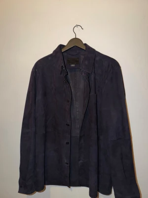 Mörkblå skinnjacka från Zara - Snygg mörkblå skinnjacka från Zara Leather Collection. I storlek M. Ny pris runt 1800kr jätte fint skick bara en knapp som sitter lite löst ”bild3” men går lätt o fixa om den skulle lossna nån gång då de finns 2 nya knappar i jackan 