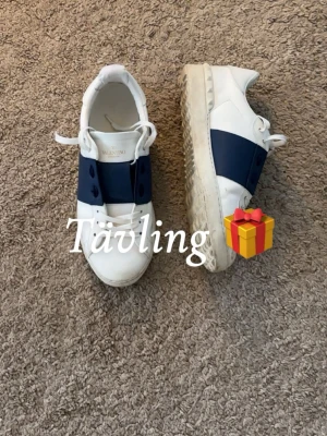 Valentino - Följ mig och gilla mina inlägg. Vinnaren lottas ut på alla hjärtans dag