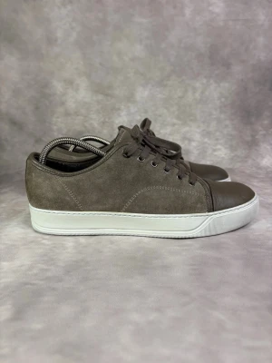 Lanvin Skor - Stl 42 / Uk 7 - Riktigt schyssta Lanvins i Mörkgrå/Brun färg! Mycket bra skick: 9/10, inga defekter | Storlek 7 som passar Stl 42 | Nypris: ca 4200kr | Ingår vid köp: Endast Skorna | Hör av dig vid frågor // Galgen 🫡