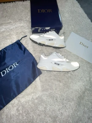 Vita Dior b22 - Fraktar samma dag. Bud funkar bra skriv om du har frågor eller vill se mer bilder